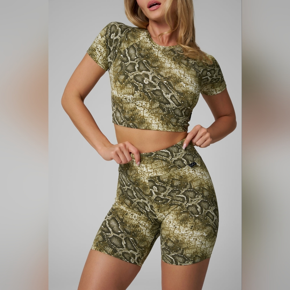 Lici Fit NWT Abundance Regular Short Size Medium Green Snakeskin Print
